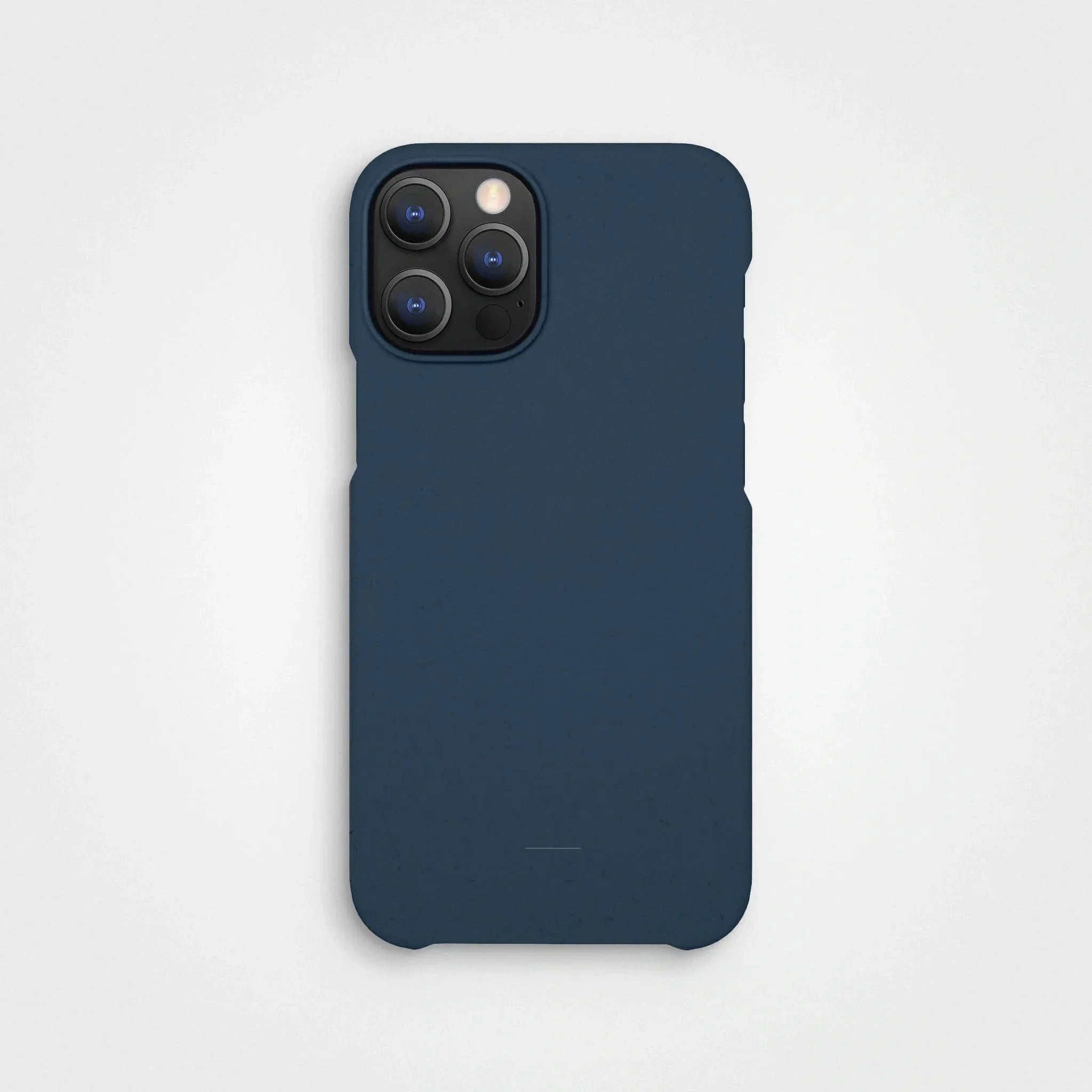 Växtbaserat mobilskal - iPhone 12/12 Pro Navy Blue från A Good Company.